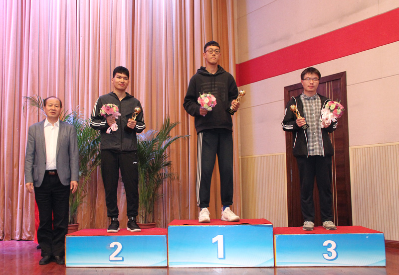 8工会徐良主席为获得本届体育运动会男子篮球比赛前3名代表队颁奖.jpg