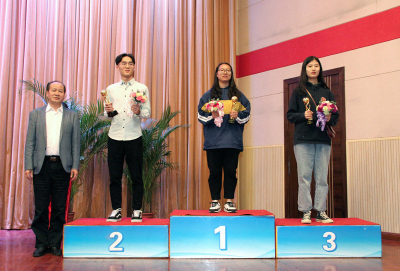 9工会徐良主席为获得本届体育运动会女子篮球比赛前3名的代表队颁奖.jpg