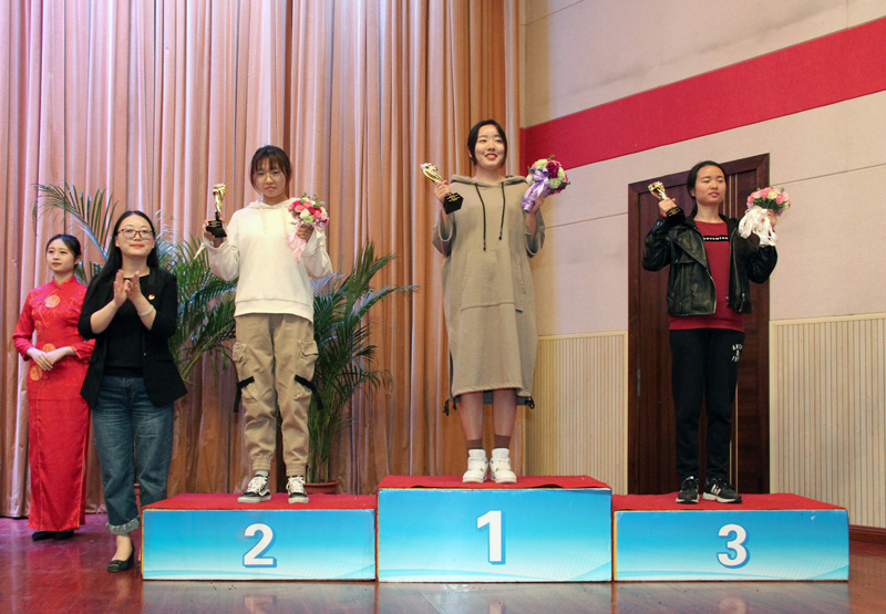 11团委书记尤小红为获得本届体育运动会女子排球比赛前3名代表队颁奖.jpg