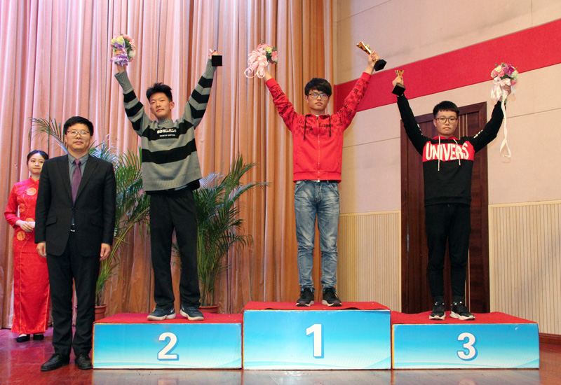 16副校长李俊峰为获得本届体育运动会田径比赛男子团体总分前3名的代表队颁奖.jpg