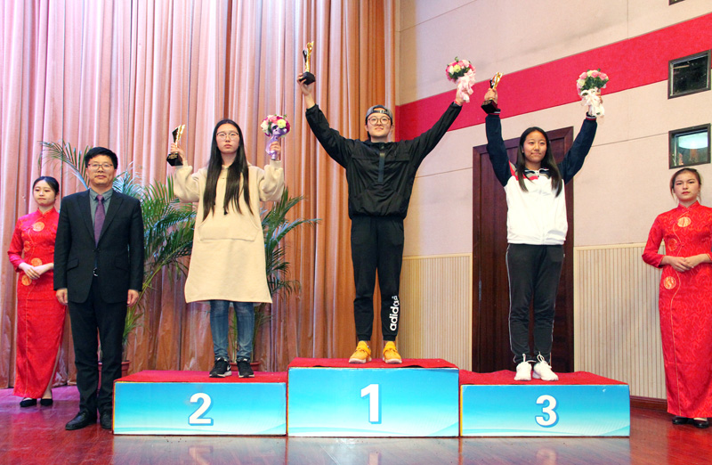 17副校长李俊峰为获得本届体育运动会田径比赛女子团体总分前3名的代表队颁奖.jpg
