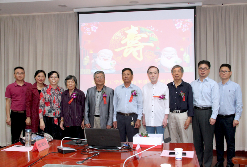 离退休工作领导小组成员给70岁寿星佩戴胸花.jpg