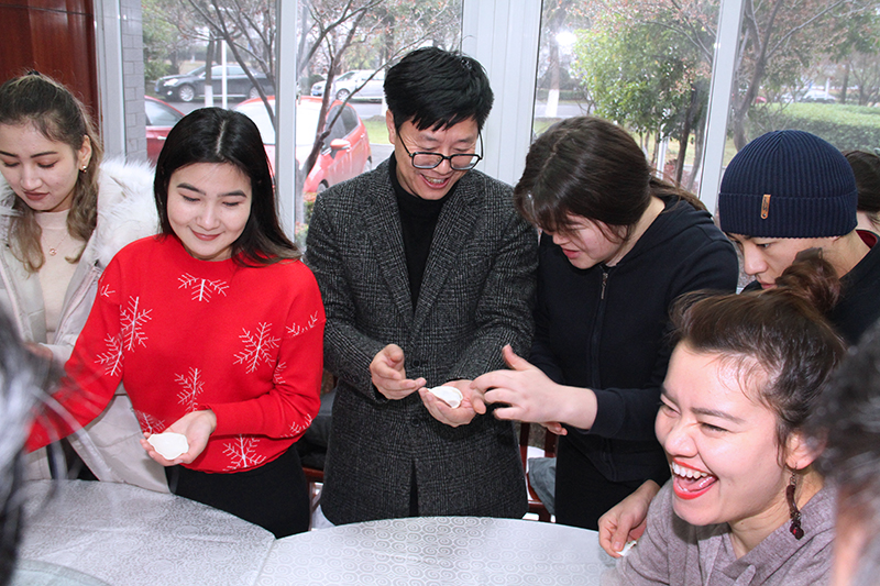 副校长李俊峰和留学生一起包饺子.jpg