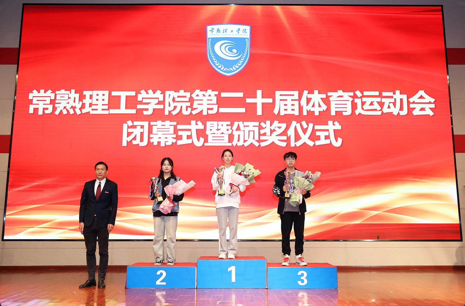 88姚勤主任为乐动力团体赛前三名代表队颁2.JPG