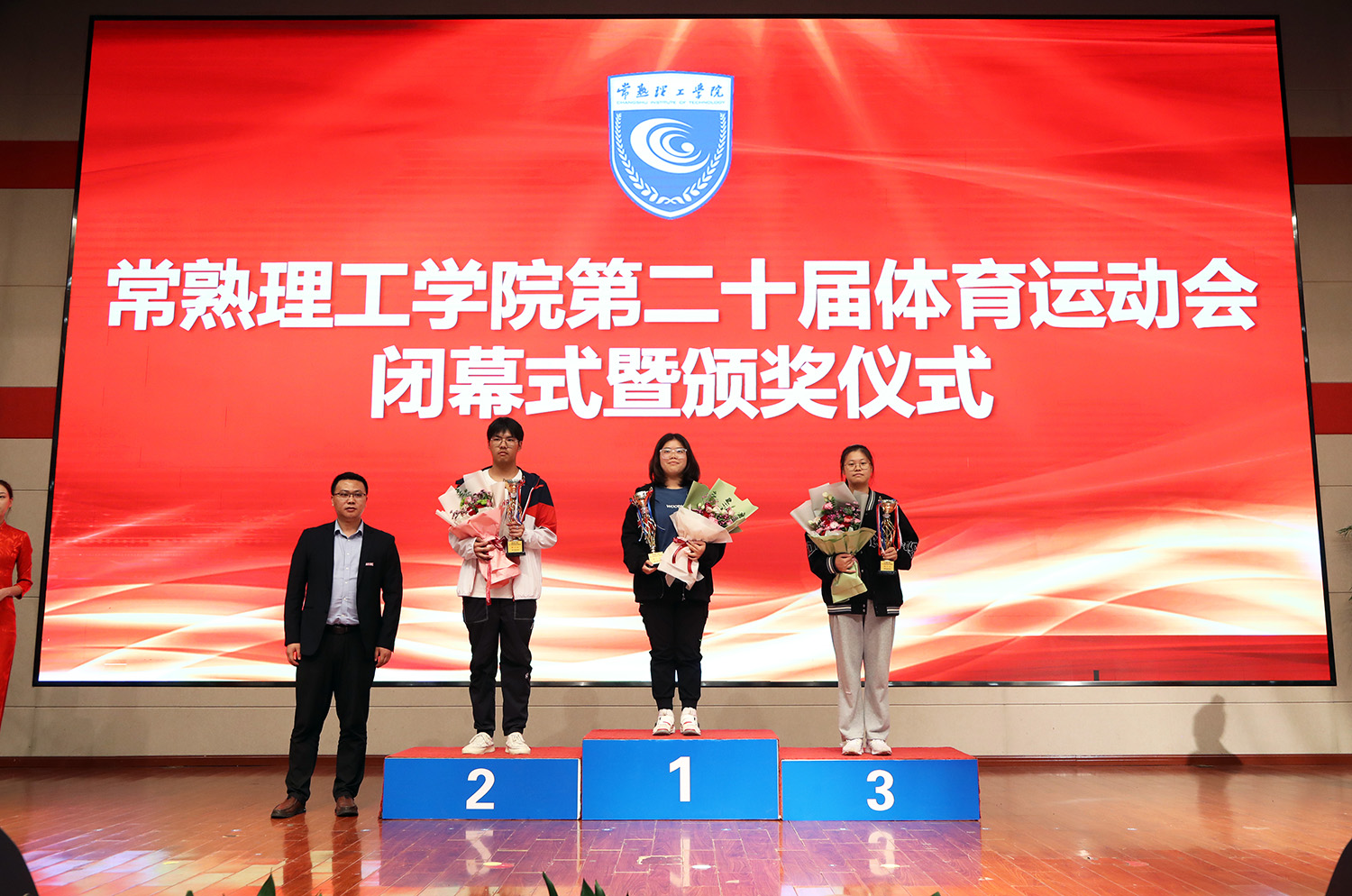 5许广举副处长为排球比赛女子前3名颁奖1.JPG