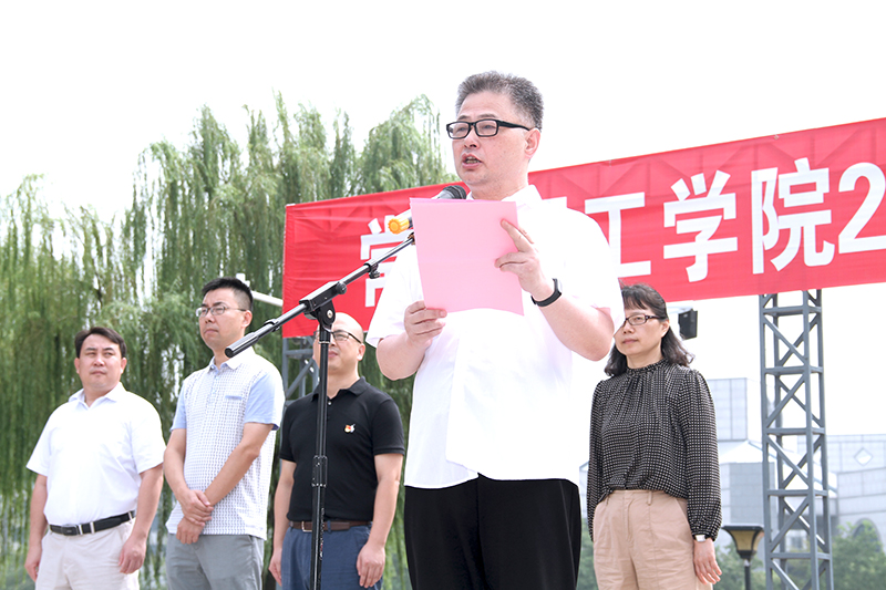 校党委副书记周宏作军训动员.jpg