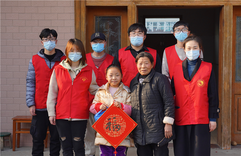 材料工程学院--志愿者寒假期间走访支教家庭.JPG