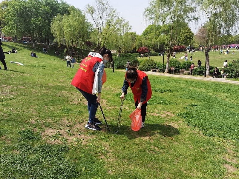 材料工程学院举行“清扫公园，激扬青春”活动.jpg