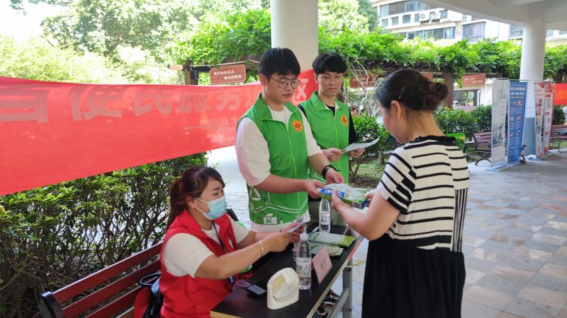 材料工程学院“分类有道，青力护虞”百姓城管志愿服务实践团队在城市之光社区开展便民服务.jpg