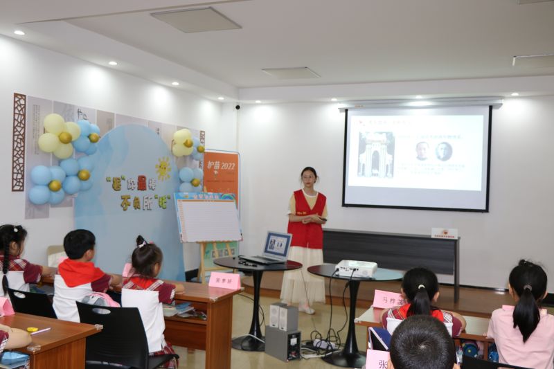 生物与食品工程学院“讲好院士故事，弘扬科学家精神”暑期社会实践团在常熟社区给小朋友讲王淦昌院士的事迹.jpg