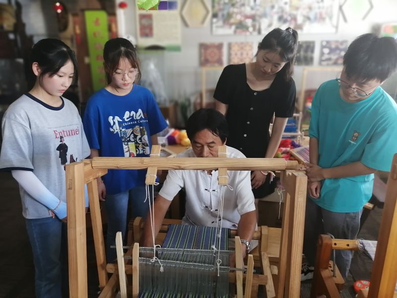 材料工程学院“探寻非遗，留住经典”实践团在苏州向传承人学习织布.jpg