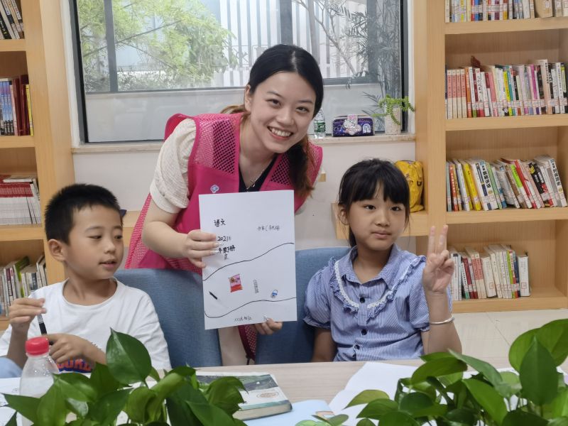 师范学院赴湖北“益起‘悦’读，‘书’送希望”暑期阅读成长营实践团在辛庄开展《自定义封面》艺术创作活动_看图王.jpg