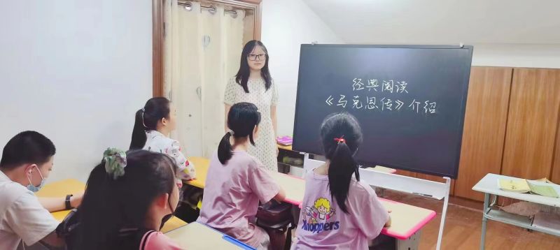 生物与食品工程学院“与青少年共读《马克思传》”社会实践成员在无锡给小朋友讲述知识.jpg