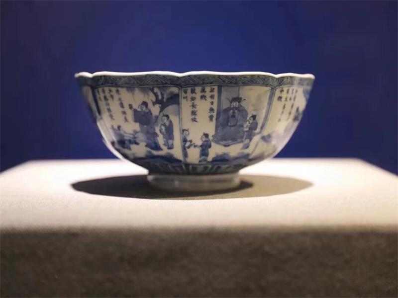 追寻历史遗迹，探究古代奇迹,参观博物馆展出.jpg